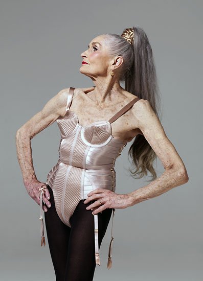 La modelo Daphne Selfe en un diseño de Jean Paul Gautier